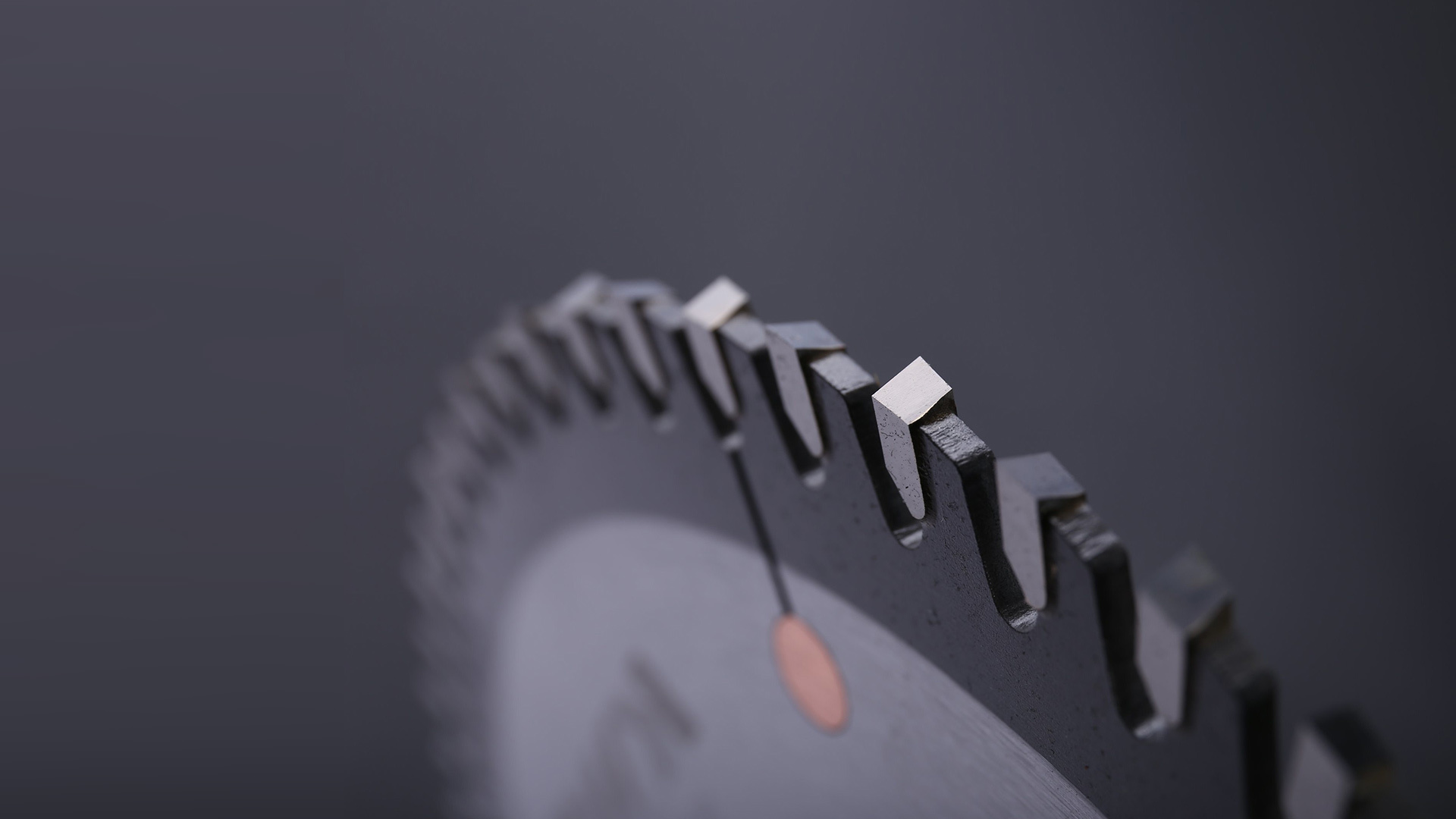 30年(nián)行(xíng)業(yè)經驗，專注于金(jīn)剛石工(gōng)具專業(yè)生(shēng)産研發